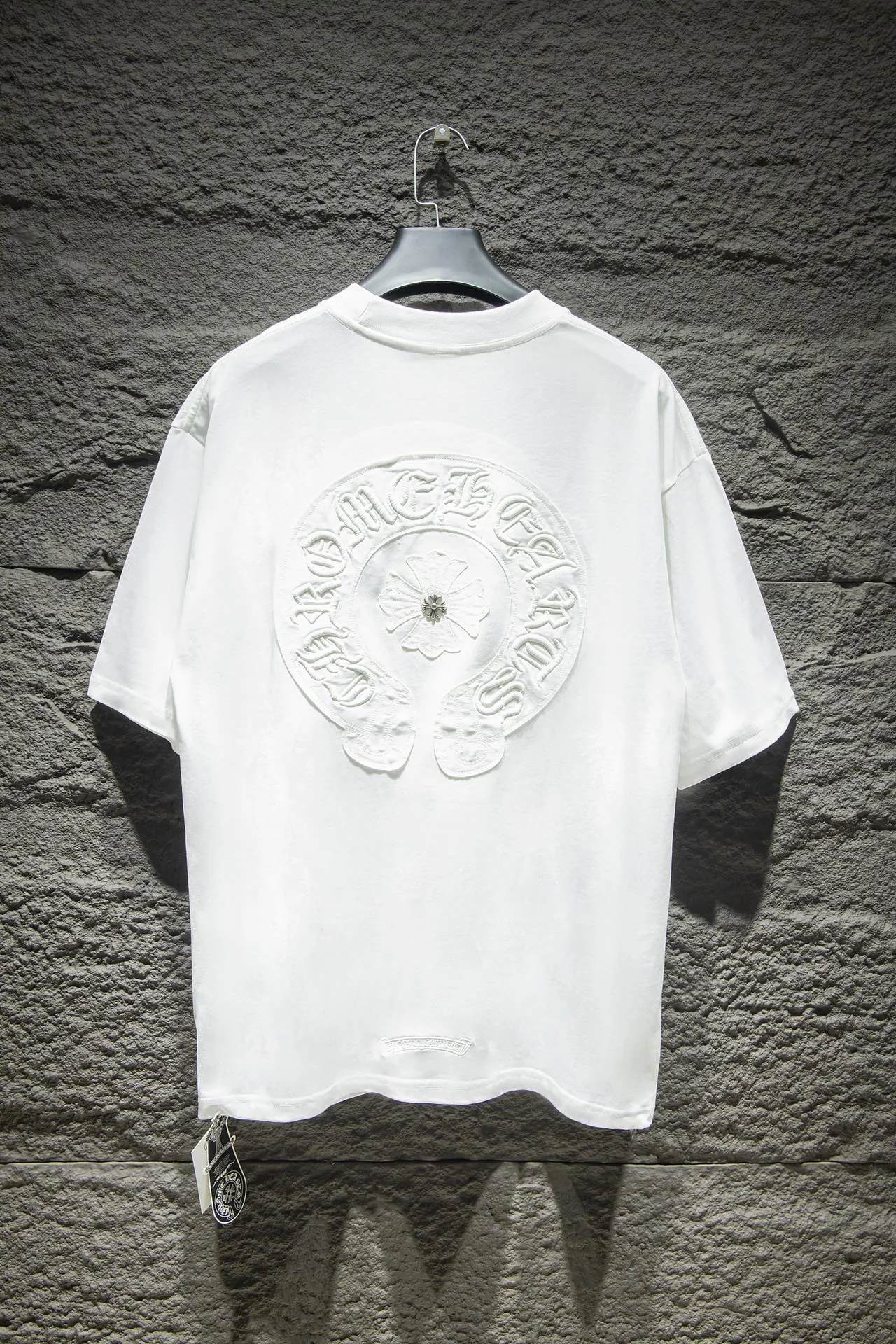 P190 🆕Chrome Hearts os version is really charming and Chrome Hearts is really a must-have. Each season's new version is made to the extreme. It is very practical and can be worn casually. Nice✔️ - ⚠️100% cotton. Made of 32-count double yarn, 260-gram weight fabric and imported knitted carded cotton. The thickness is moderate, drapey and contoured, and the upper body is comfortable! ! It is very tolerant to fat body types and can instantly lose five pounds after wearing it!  Front panel #Back panel Simple elements# Artistic arrangement of English letters. Imported Tajima high-density heavy-duty embroidery technology. The fonts are three-dimensional and full. The letters are embroidered by imported machines after adjusting according to the original details. The thickness is moderate. The hardware is imported hardware accessories. Handmade elements are added to the body, which greatly increases the interest of the clothing; unique visual effects. After special fraying effect treatment, a unique distressed effect is formed. An irregular hem is added to the version. This year, Crow Heart is focusing on the version. In the past two years, the oversize version has become the focus of the trend. It has also been a popular staple in the past two years. The change of designers has made this brand an instant hit. The progressive fashion of the times also needs the blood impact of fresh elements and trendy designs in order to continue its glory! It’s stylish both inside and outside, a must-have for high street travel! An absolute "eye-catching style" that can match couples 💏 Color: washed black, premium gray and white Size: S M L XL